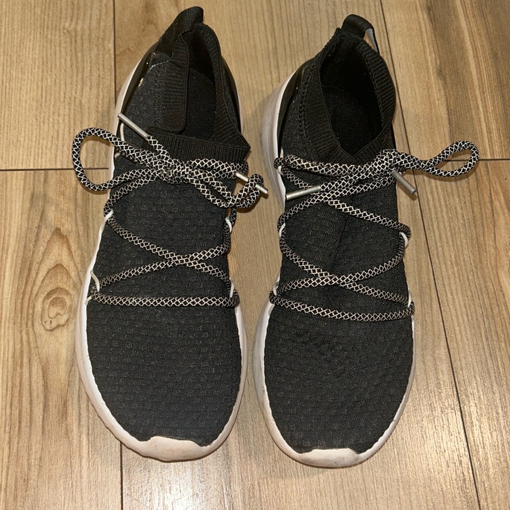 Women’s Adidas Utimamotion Running tennis Shoe Black and White size 7 sneakers